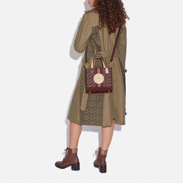 شنطة كروس جاكار المميزة من كوتش 7 شنطة كروس جاكار المميزة من كوتش