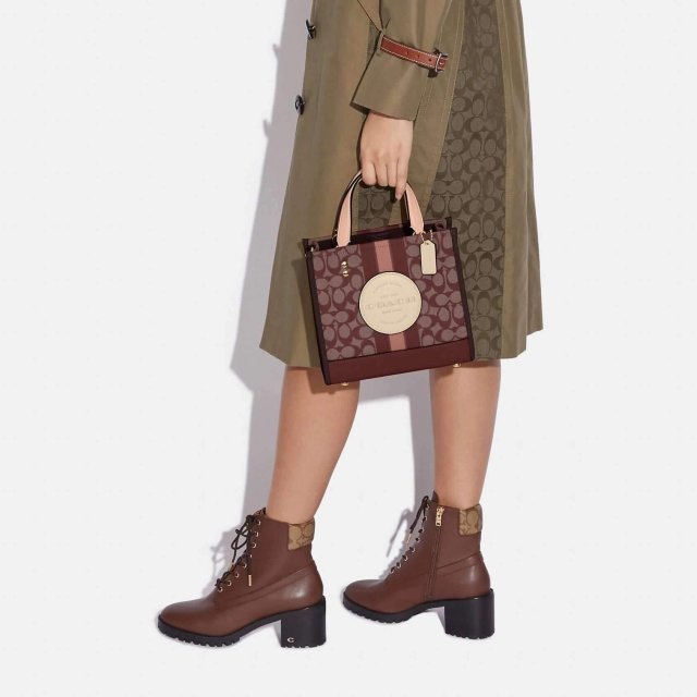 شنطة كروس جاكار المميزة من كوتش 6 شنطة كروس جاكار المميزة من كوتش