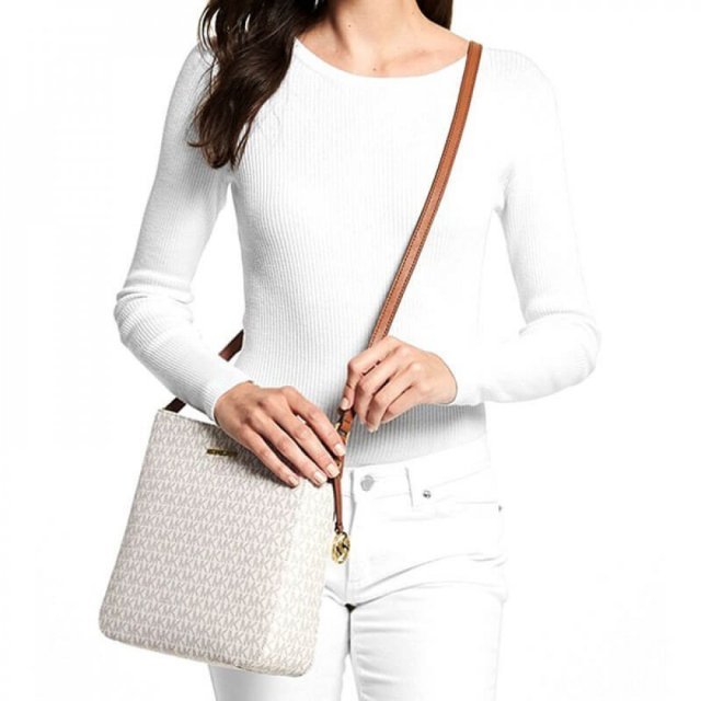 شنطة مايكل كورس ترافيل بيضاء 4 شنطة مايكل كورس ترافيل بيضاء